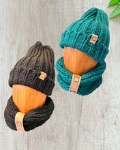 Load image into Gallery viewer, Beanie and infinity scarf set
