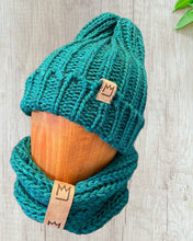 Load image into Gallery viewer, Beanie and infinity scarf set
